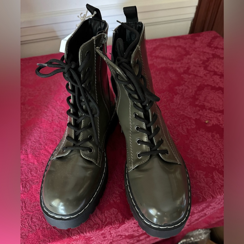 8.5 Doc Marten style boots